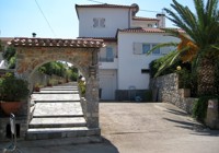 Sandra Apartments, Main