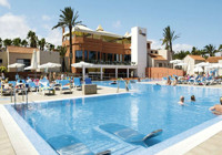 Cay Beach Caleta, Main